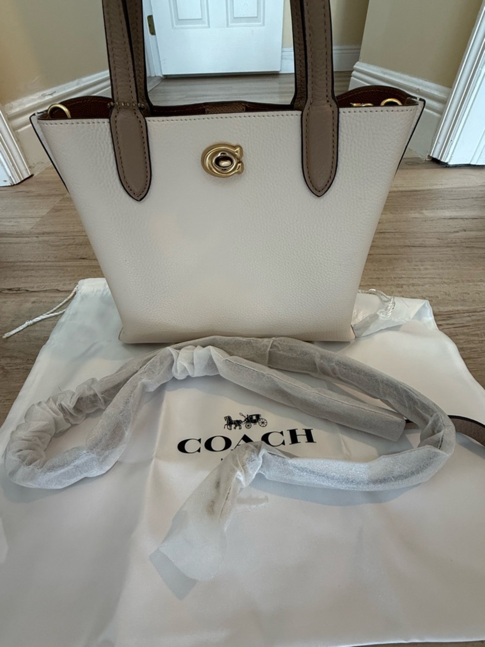 Coach Polished Pebble Leather Willow Tote 24 with Convertible Straps - Picture 4 of 6